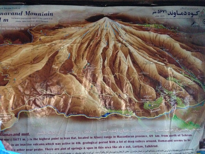 نقشه راه های صعود بر قله دماوند نصب شده در بارگاه سوم 
